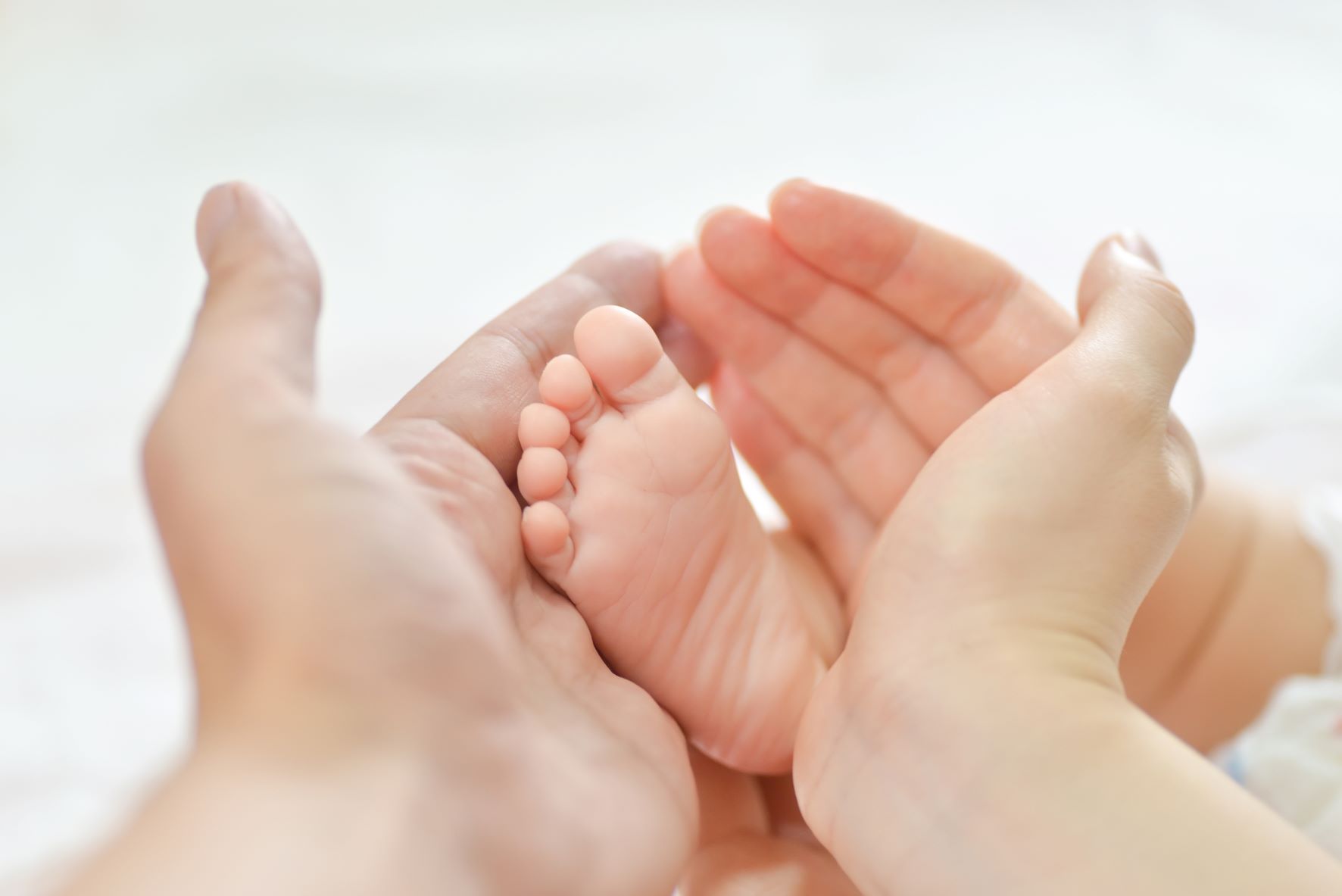 Cum îngrijim corect pielea bebelușilor și a copiilor mici. Cele mai bune sfaturi de la medicul dermatolog