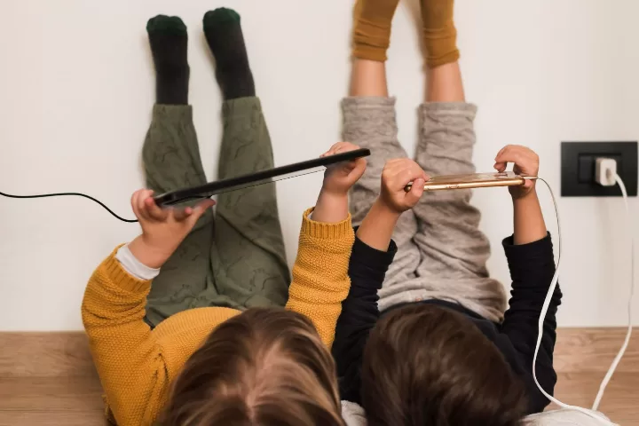 Ce este regula 3-6-9-12 și cum &icirc;i poate feri pe copii de dependența de ecrane