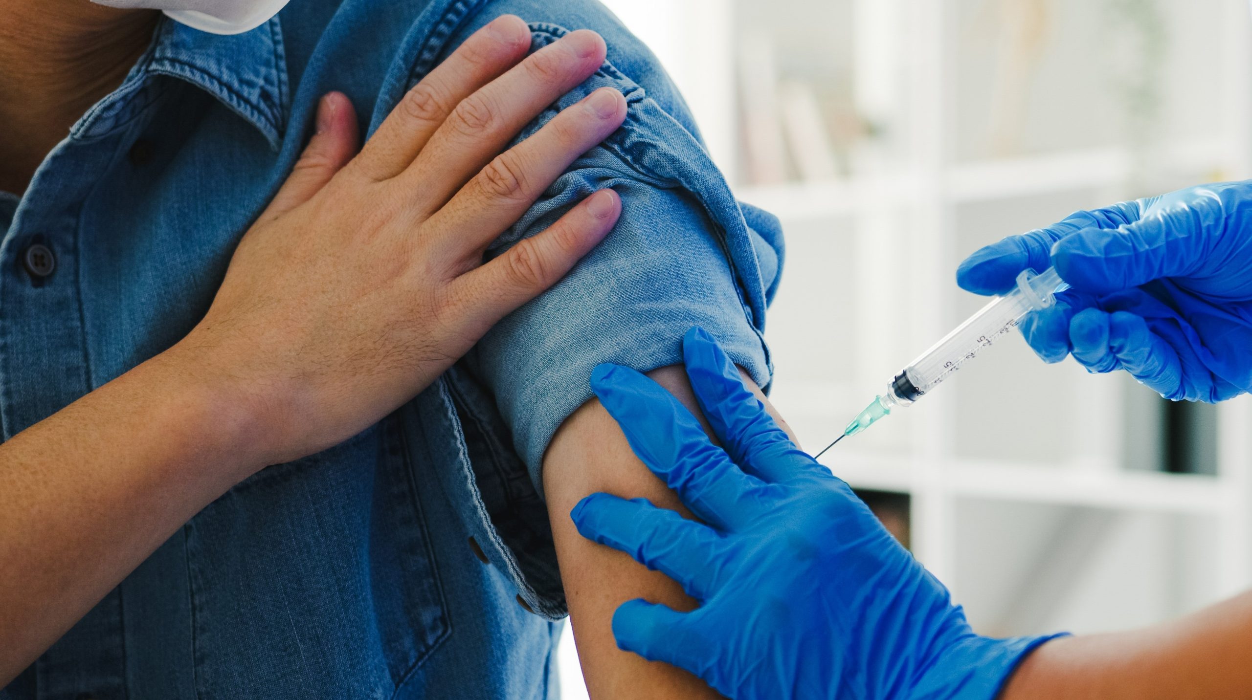 Persoanele nevaccinate, de 9 ori mai multe șanse de a fi spitalizate din cauza COVID